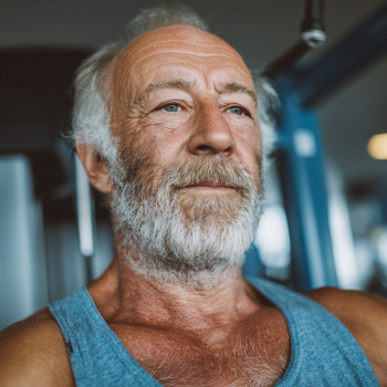 Grup de adulți maturi zâmbitori după o sesiune de antrenament reușită